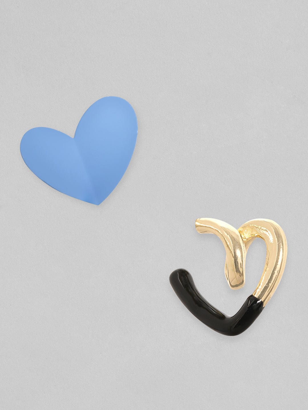 【Rubans】 Voguish Set Of 2, Gold & Enamel Dual Toned Heart Motif Hoop Earrings｜ヴォーギッシュ ゴールド＆エナメル デュアルトーン ハートモチーフ フープイヤリング 2組セット