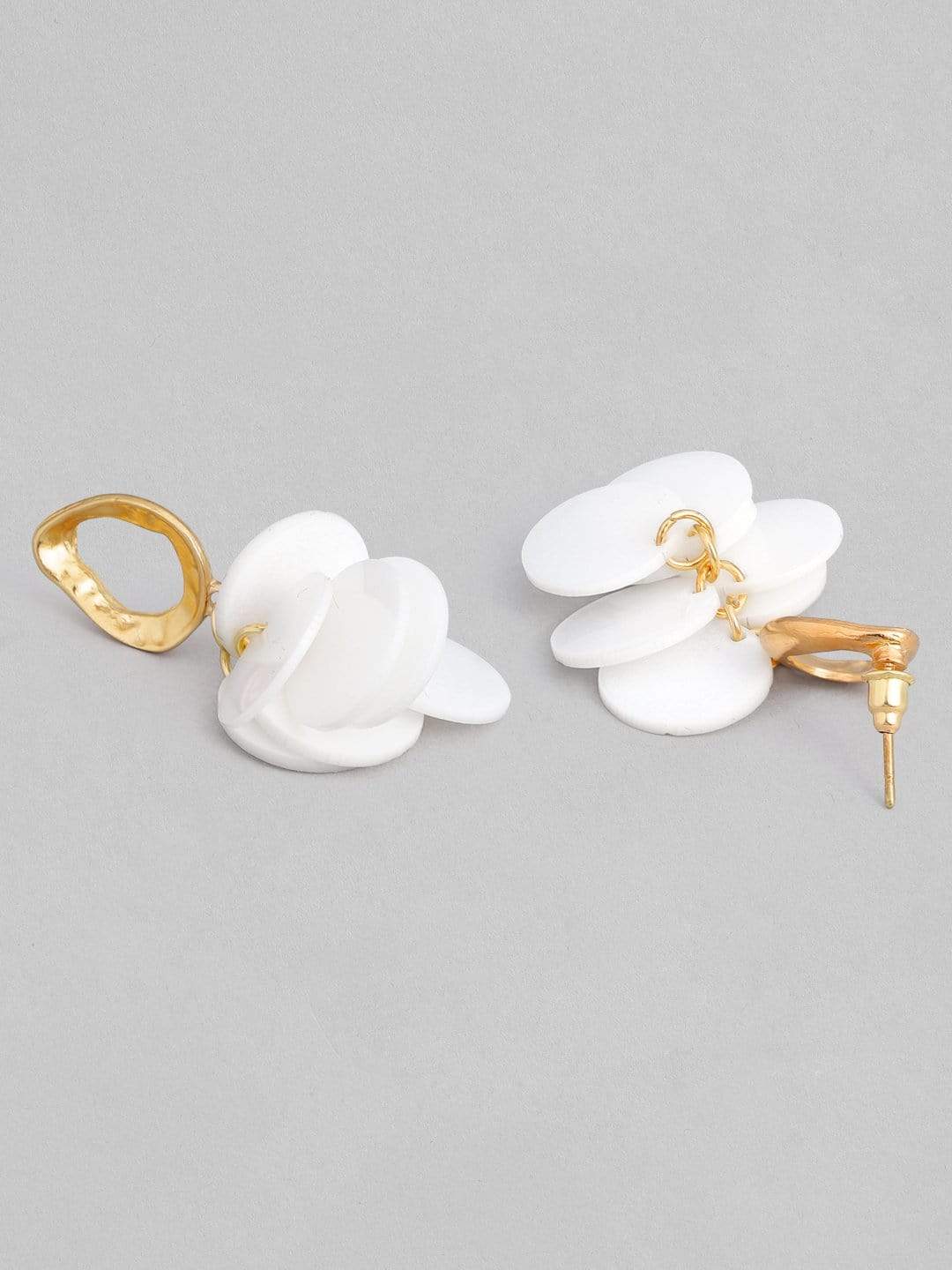 【Rubans】 Voguish Set of 2 Gold Toned Shell Beaded Hoop & Mother of Pearl Dangler Earrings｜ヴォーギッシュ シェルビーズ フープ＆マザーオブパール ダングラー イヤリング 2組セット