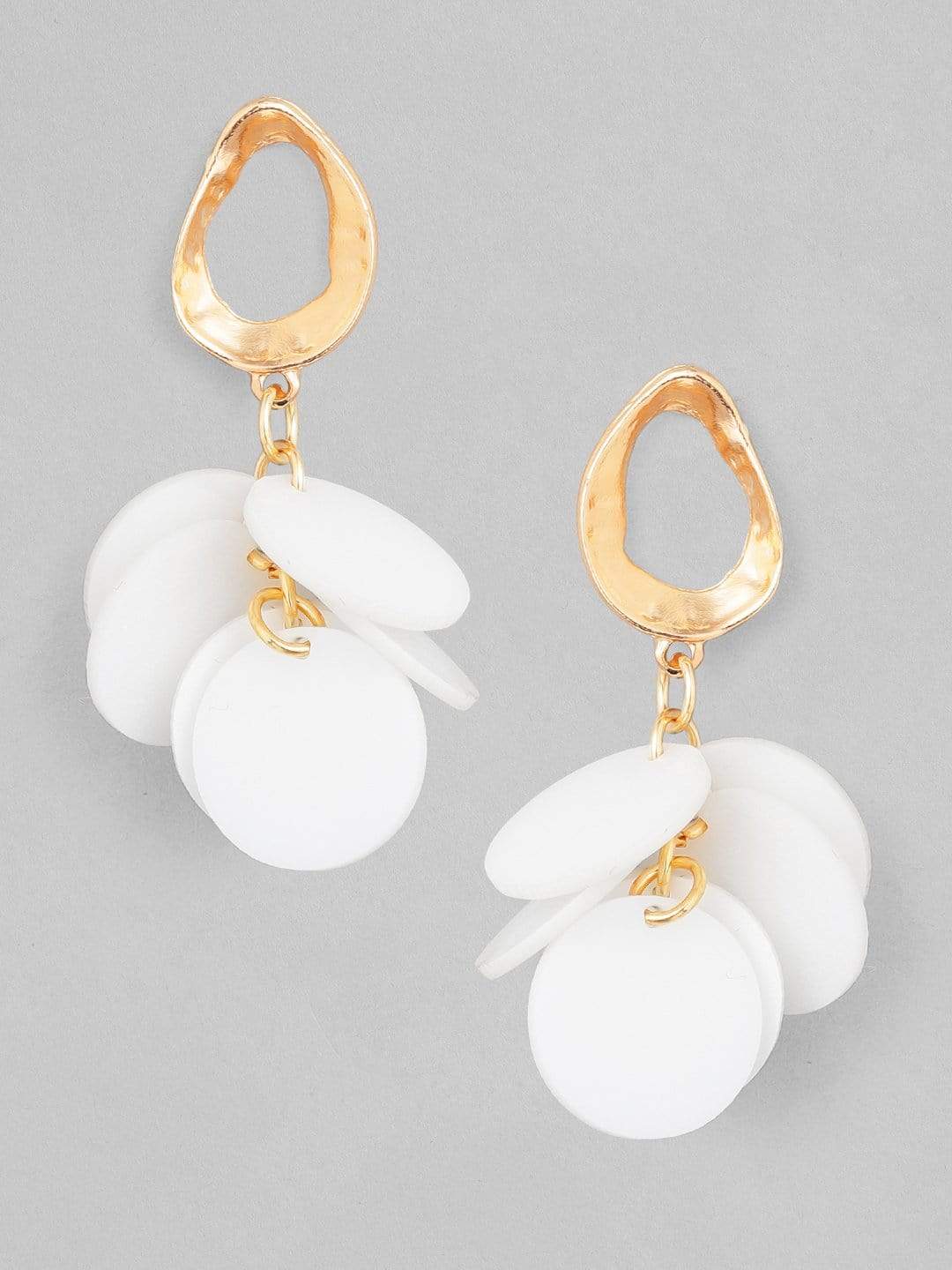 【Rubans】 Voguish Set of 2 Gold Toned Shell Beaded Hoop & Mother of Pearl Dangler Earrings｜ヴォーギッシュ シェルビーズ フープ＆マザーオブパール ダングラー イヤリング 2組セット