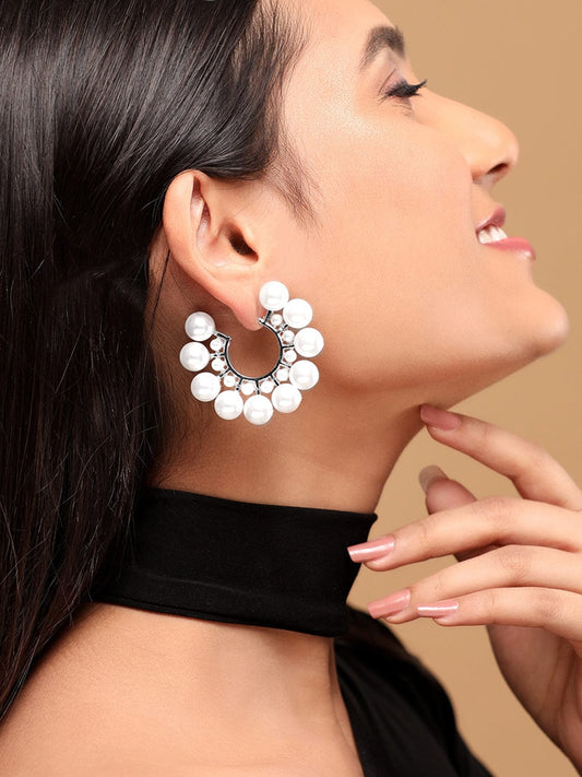 【Rubans】 Voguish Silver Toned White Pearls Studded Hoop Earrings｜ヴォーギッシュ シルバートーン ホワイトパール フープイヤリング