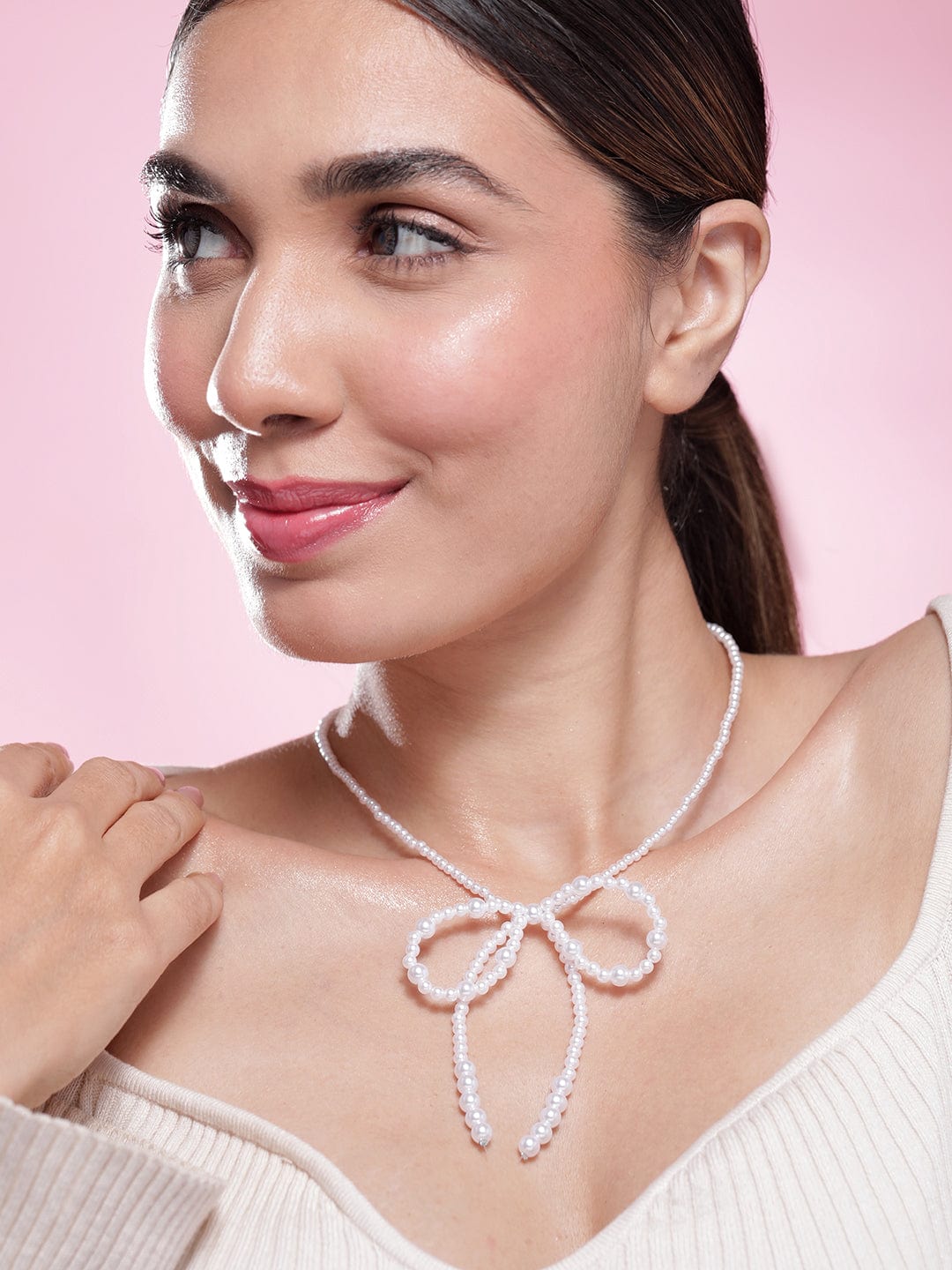 White Pearl Bow Necklace with Silver-Plated Clasp Pink